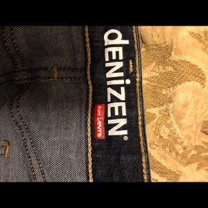 Women’s dark denim skirt by Levi’s